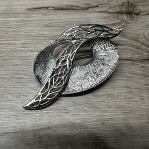 Elegant Design Silver Plate Brooch